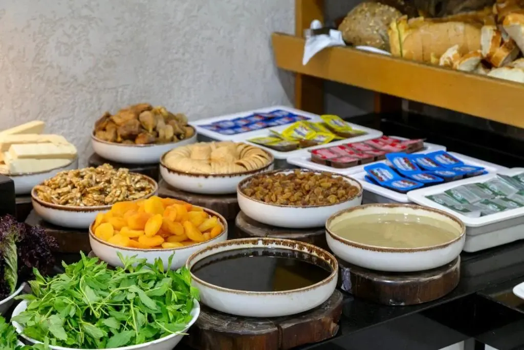 Un buffet propose une variété de produits pour le petit-déjeuner.