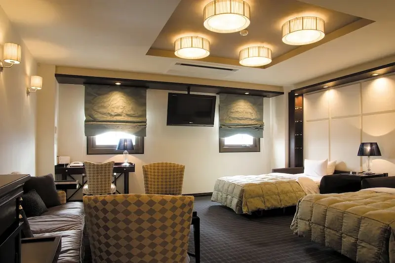 Une chambre spacieuse avec deux lits et un coin salon.