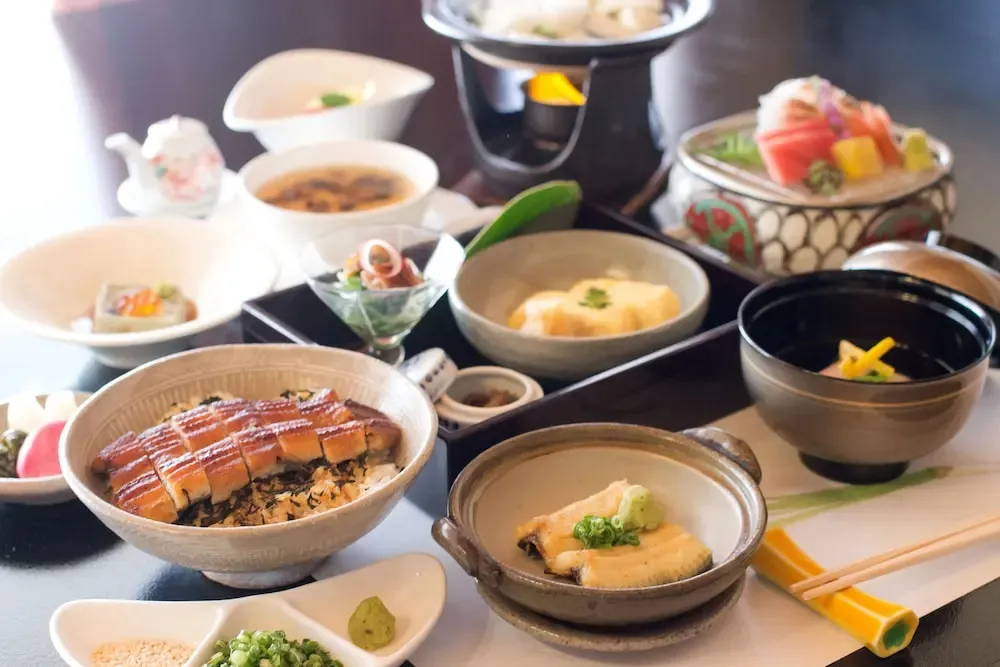 Table garnie de divers plats japonais.