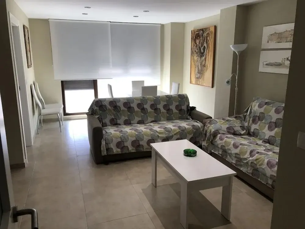 Espace de détente intérieur avec canapés et table basse.