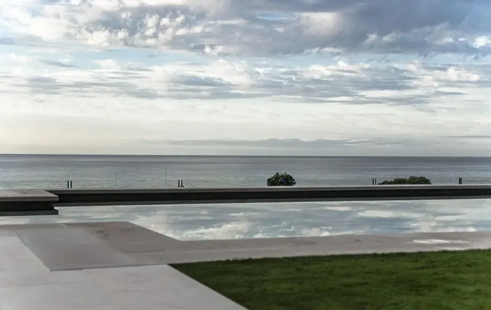 Vue sur la mer depuis une piscine à débordement.