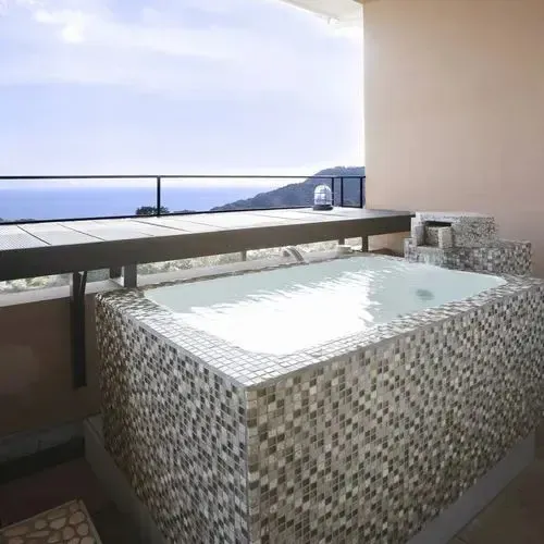 Une piscine extérieure avec vue sur la mer et les montagnes.