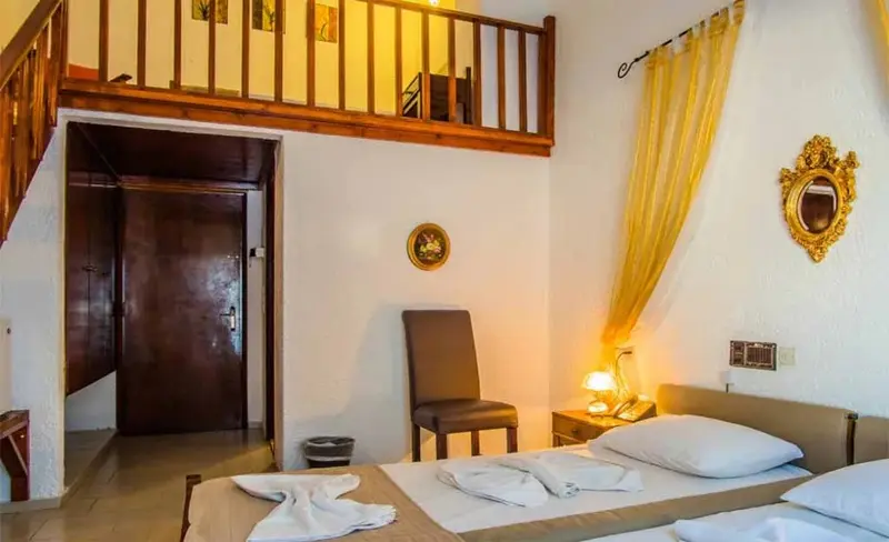 Une chambre lumineuse avec un lit et un espace mezzanine.