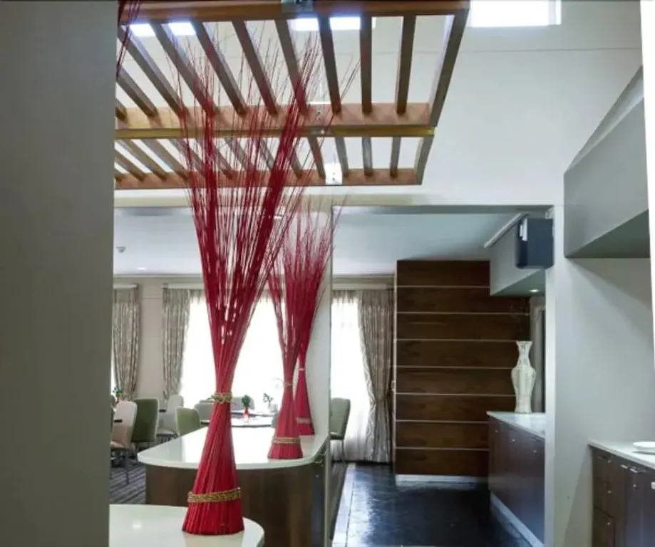Un espace intérieur moderne avec des éléments décoratifs rouges et un escalier en bois.