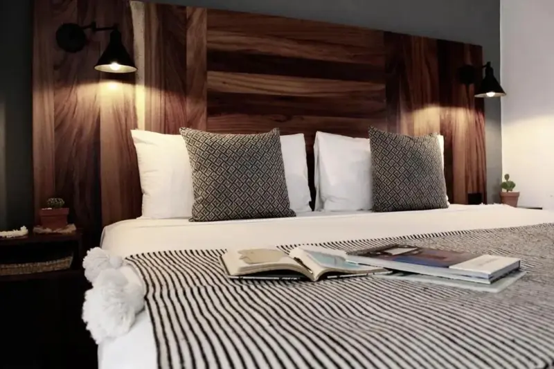 Un lit confortable avec des oreillers décoratifs dans une chambre.