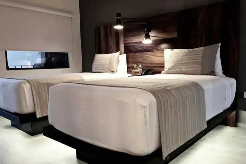 Deux lits simples dans une chambre moderne et lumineuse.