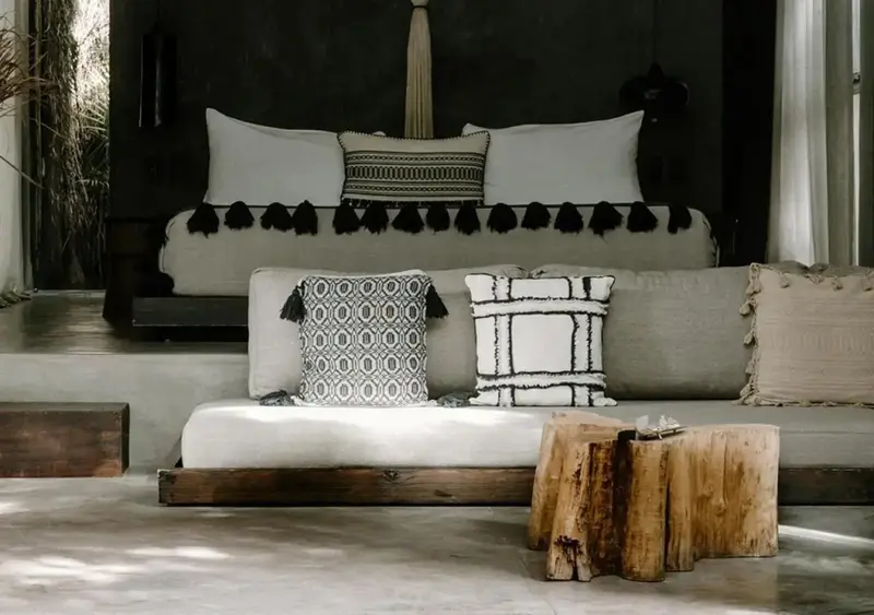 Canapé confortable avec coussins décoratifs dans un espace intérieur.