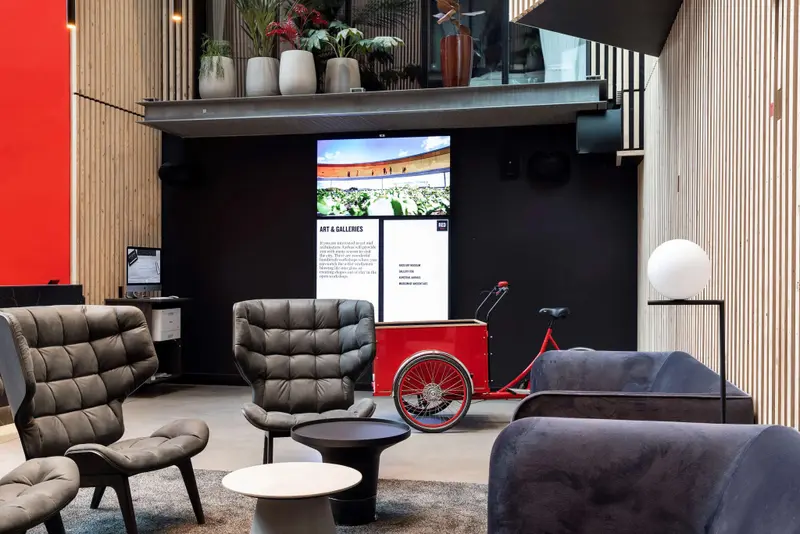 Un espace de détente intérieur avec des fauteuils et des tables basses.
