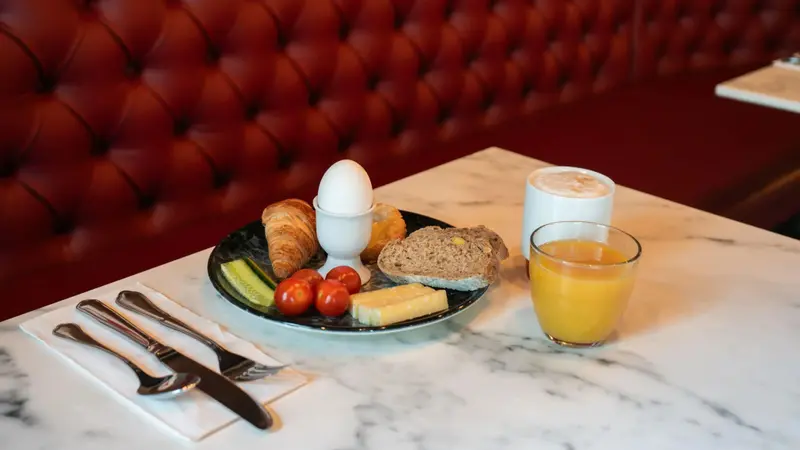 Un petit-déjeuner est présenté sur une table en marbre.