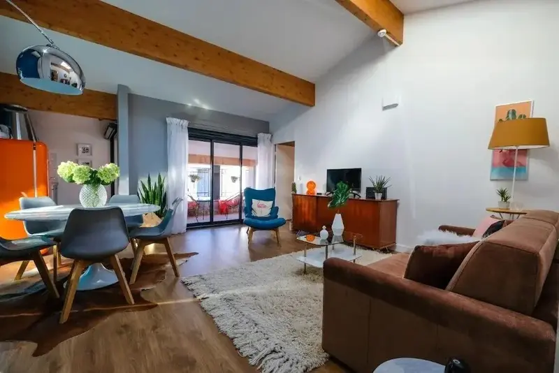 Un espace de vie lumineux avec un coin repas et un canapé.