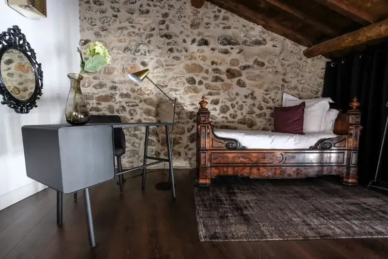 Une chambre à coucher avec un bureau et un lit à baldaquin.