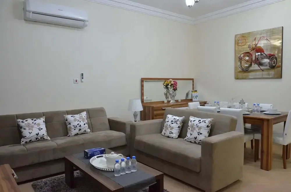 Un espace de vie intérieur avec canapés et table à manger.