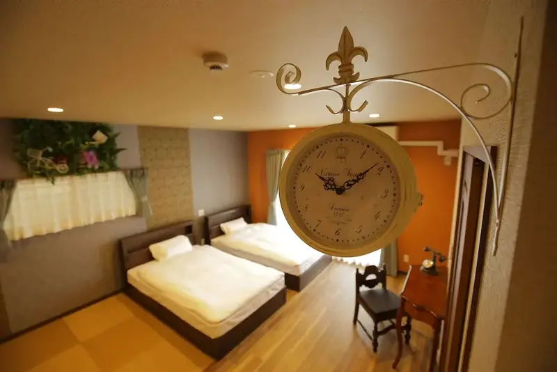 Une chambre lumineuse avec deux lits simples et une décoration murale.