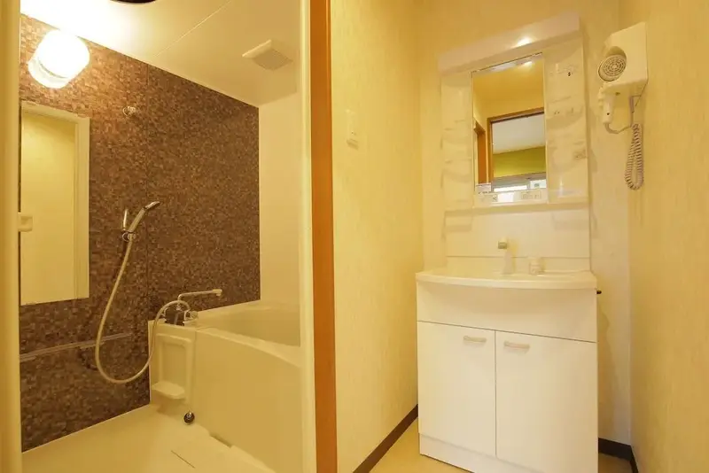 Une salle de bain avec baignoire et lavabo.