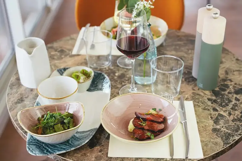 Une table est dressée avec des plats et des boissons.