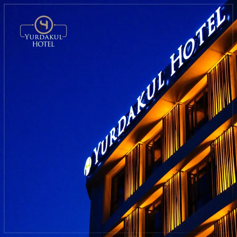 Façade d'un hôtel illuminée la nuit.