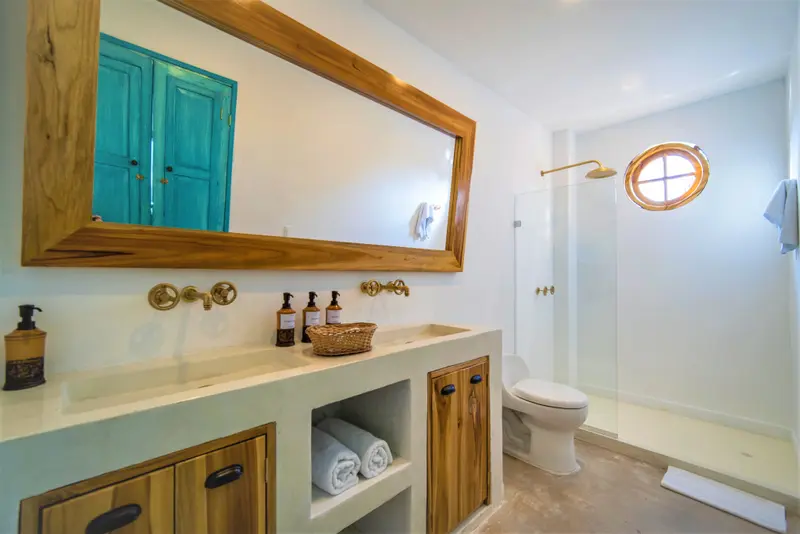 Une salle de bain lumineuse avec une douche à l'italienne et un lavabo en pierre.