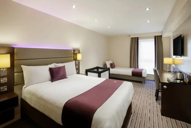 Une chambre d'hôtel moderne avec un lit double et un lit simple.
