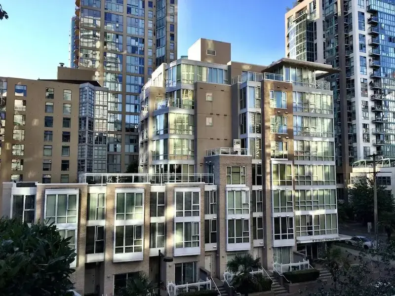 910 Beach Avenue Apartment Hotel