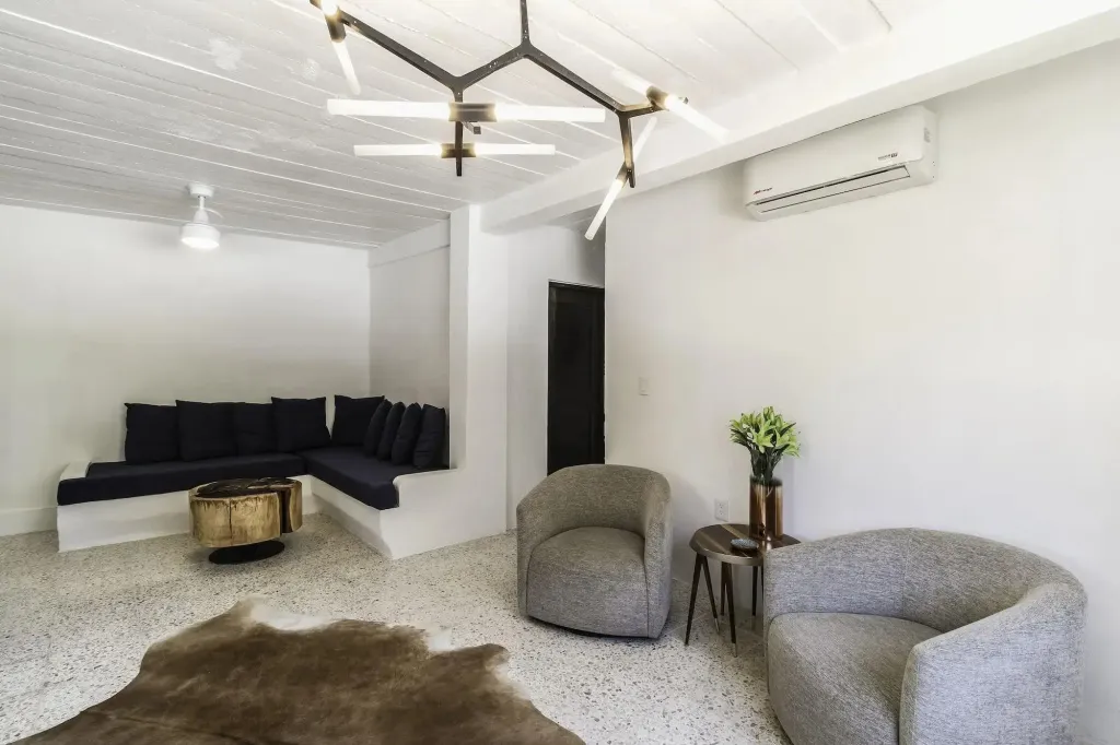 Espace de détente intérieur avec canapés et fauteuils.
