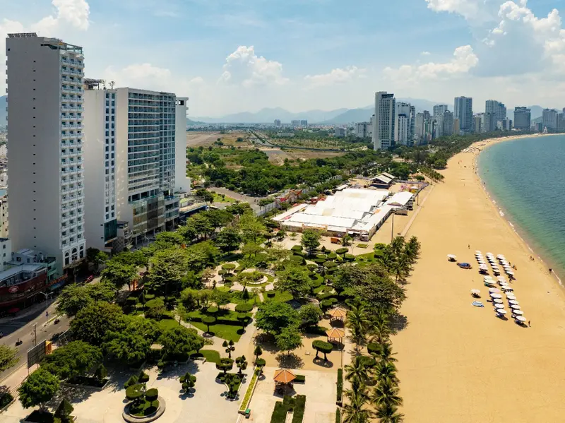 Vue aérienne d'un complexe hôtelier bordant une plage de sable fin.