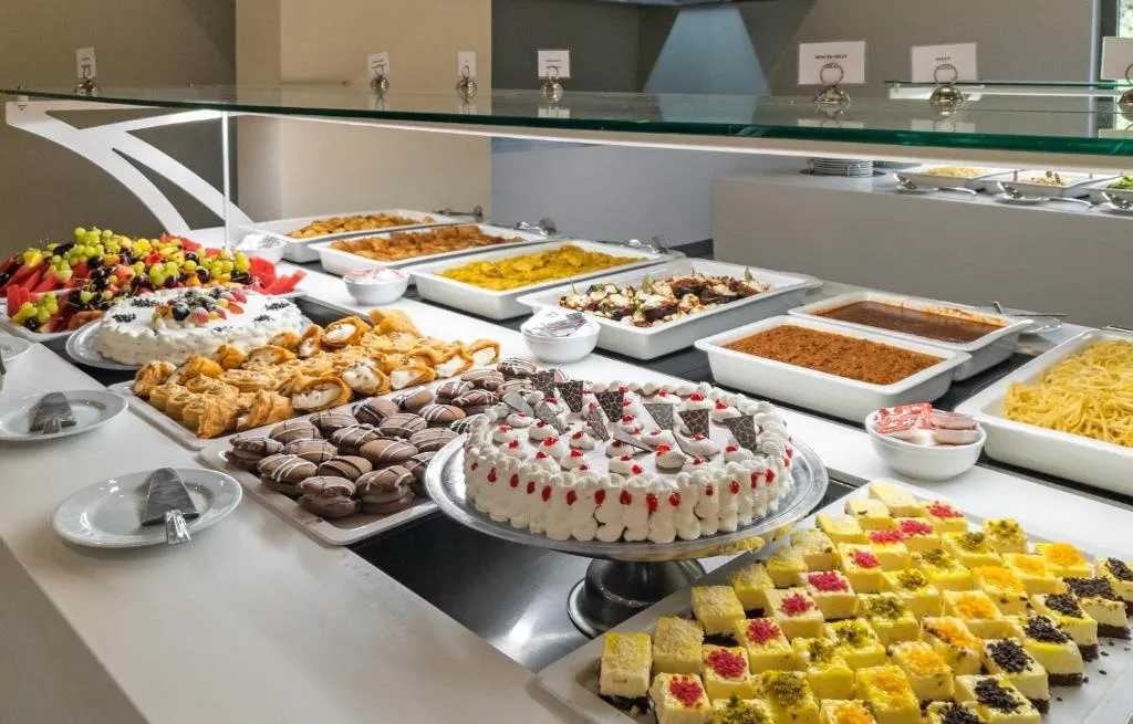 Un buffet propose une grande variété de desserts et de pâtisseries.