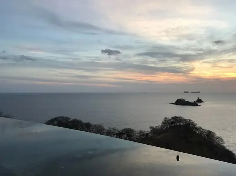 Vue panoramique sur la mer et les iles au coucher du soleil.