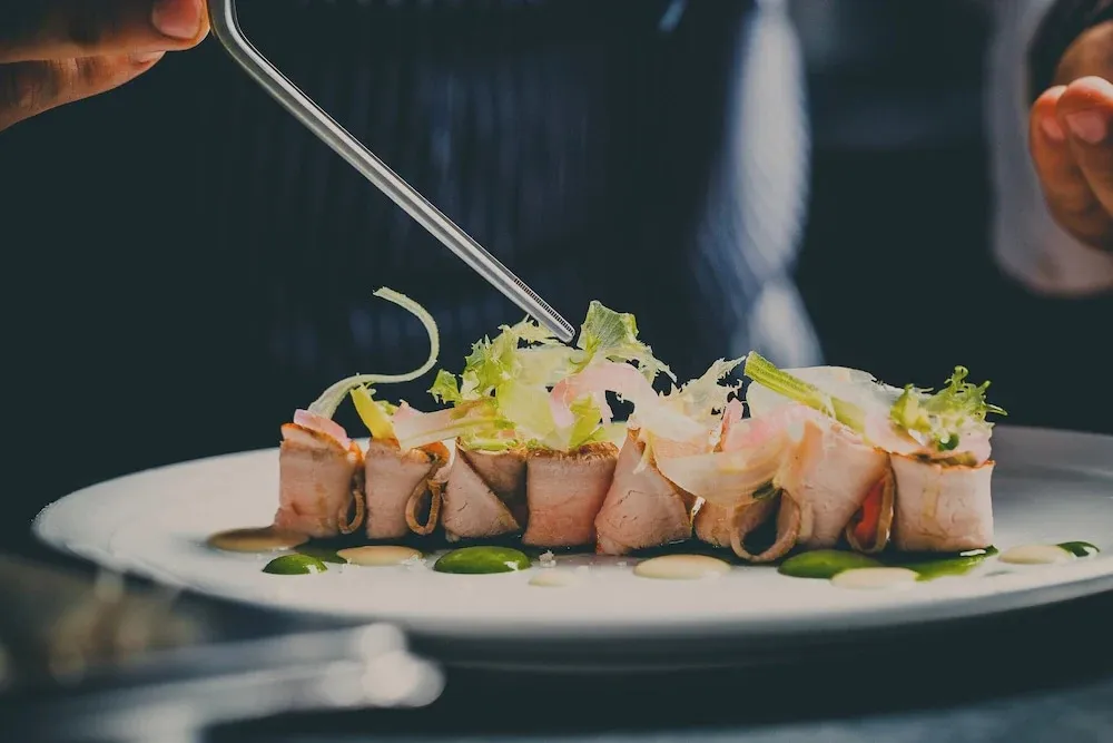 Une assiette raffinée est ornée d'une présentation culinaire soignée.