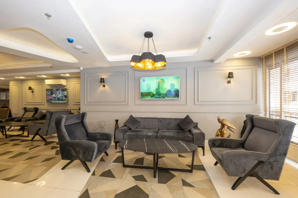 Un espace de détente intérieur avec des fauteuils et un canapé.