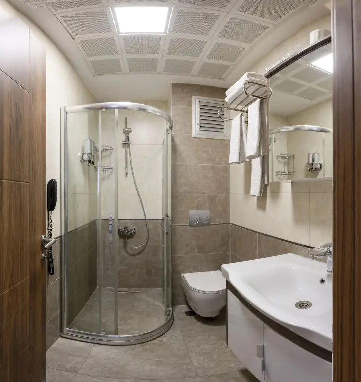 Une salle de bain moderne avec douche à l'italienne et baignoire.