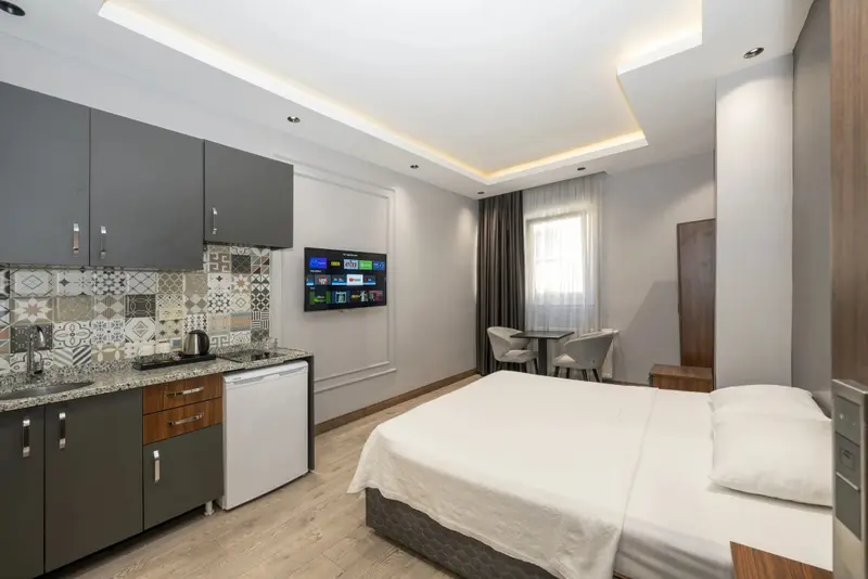 Une chambre lumineuse avec kitchenette et coin repas.