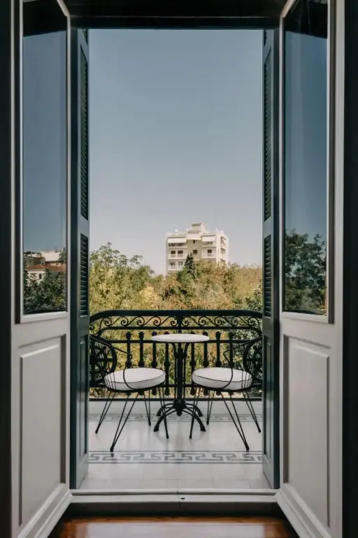 Vue sur un balcon avec une table et des chaises.