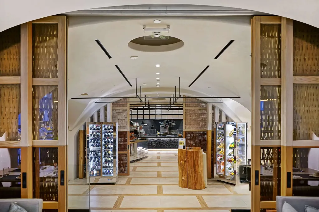 Vue sur un espace de dégustation avec des étagères à vin et un comptoir.