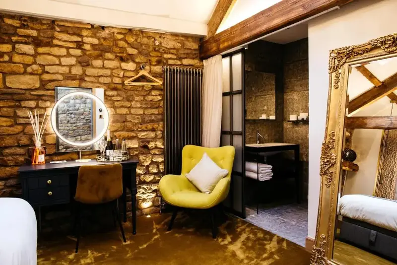 Une chambre chaleureuse avec un coin bureau et une salle de bain attenante.