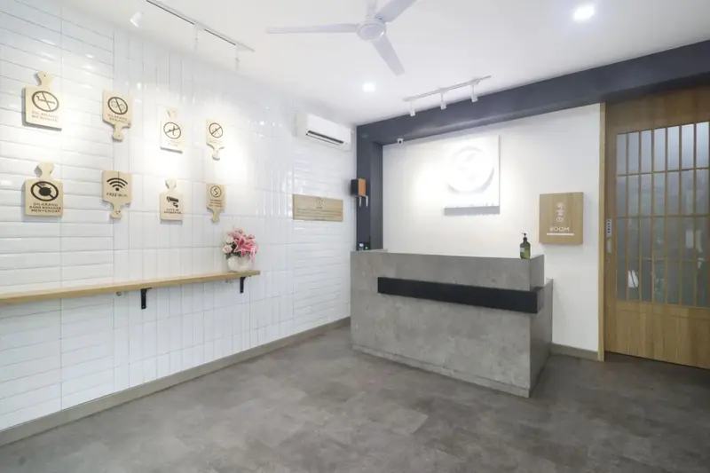 Un comptoir d'accueil moderne dans un espace lumineux et minimaliste.