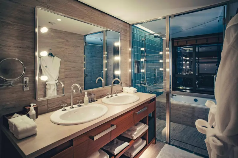 Une salle de bain moderne avec deux vasques et une douche à l'italienne.