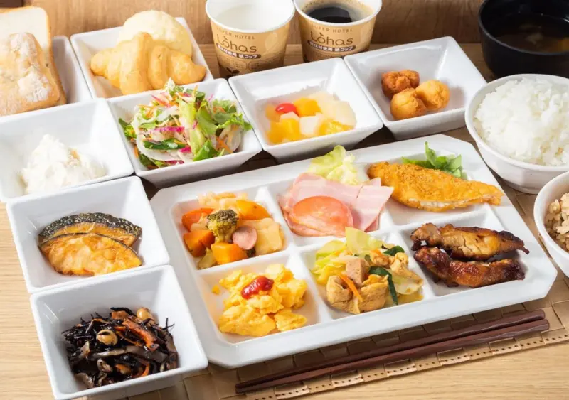 Un plateau repas copieux avec divers plats et accompagnements est présenté sur une table.