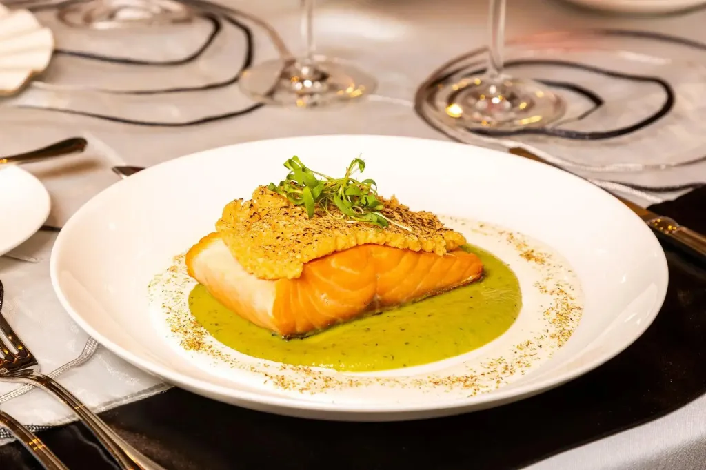 Un plat de saumon est présenté sur une assiette blanche.