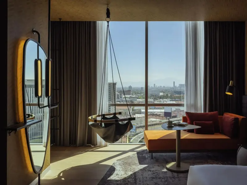 Une chambre moderne avec un canapé et une vue sur la ville.