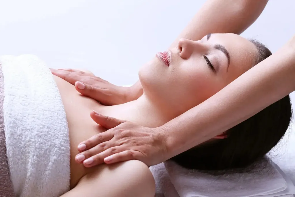 Une femme allongée reçoit un massage relaxant.