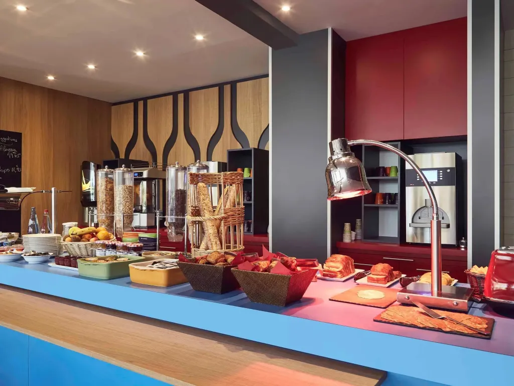 Un buffet propose une variété de plats et de pâtisseries.