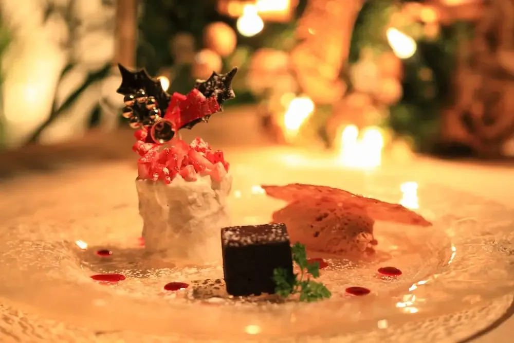 Présentation raffinée d'un dessert sur une assiette décorative.