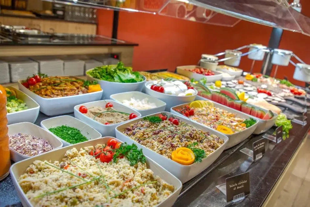 Un buffet propose une variété de salades et de plats préparés.