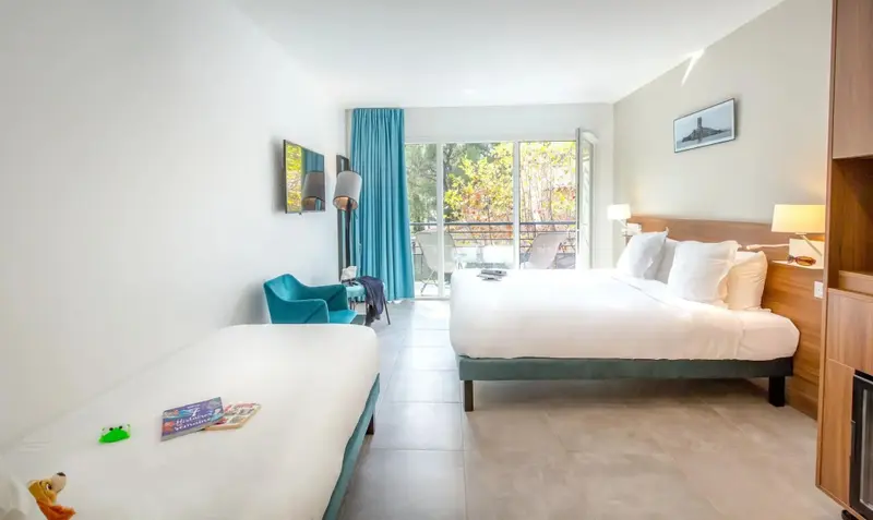 Une chambre lumineuse avec deux lits et un accès à une terrasse.
