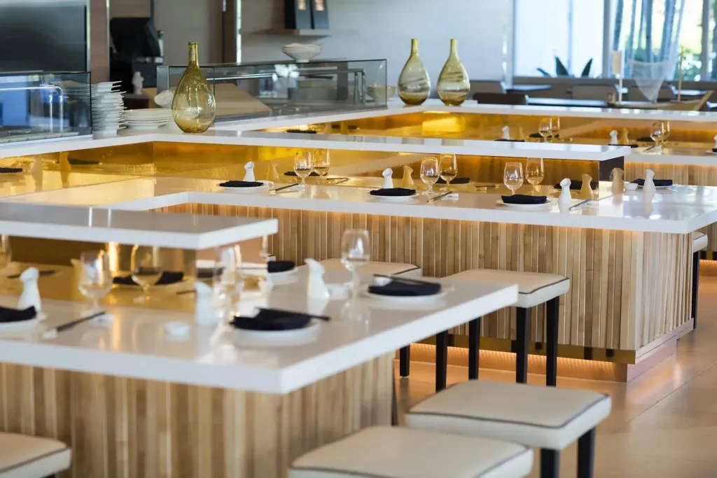Tables dressées dans une salle lumineuse avec un décor moderne.