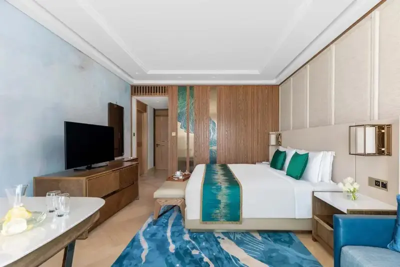Une chambre lumineuse avec un grand lit et un espace détente.
