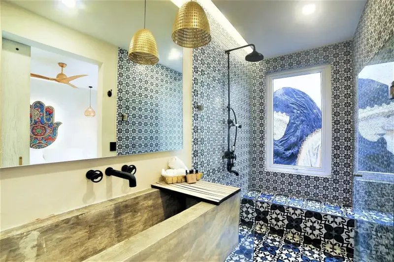 Une salle de bain moderne avec une douche à l'italienne et des carreaux décoratifs.