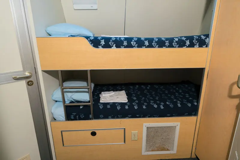 Cabina con letti a castello