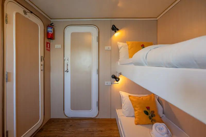 Cabina twin con letti a castello con bagno privato